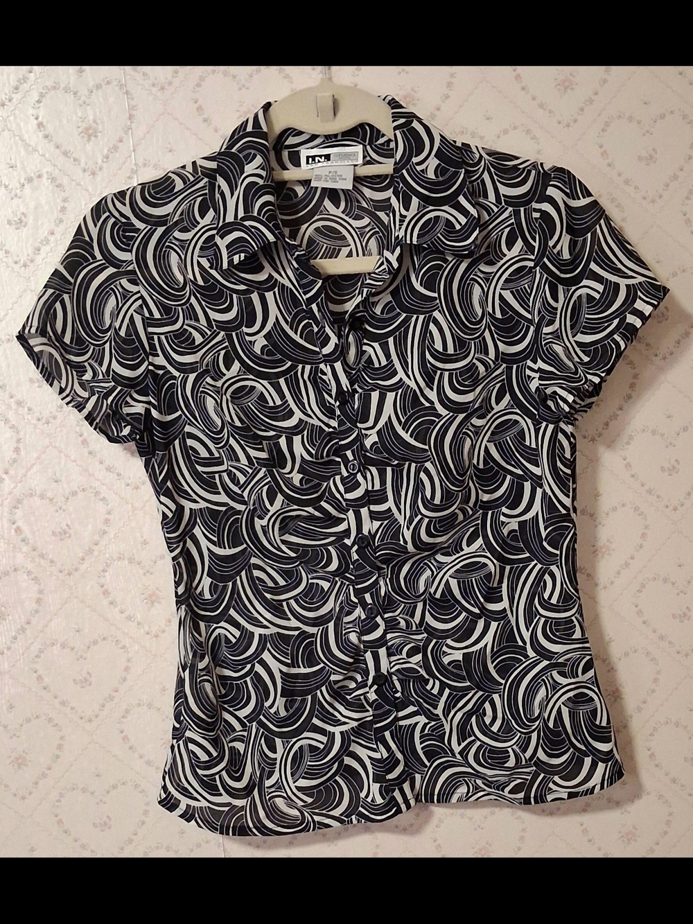 I.N. Studio Black & White Swirl Short-Sleeve rouched Button-Down Shirt